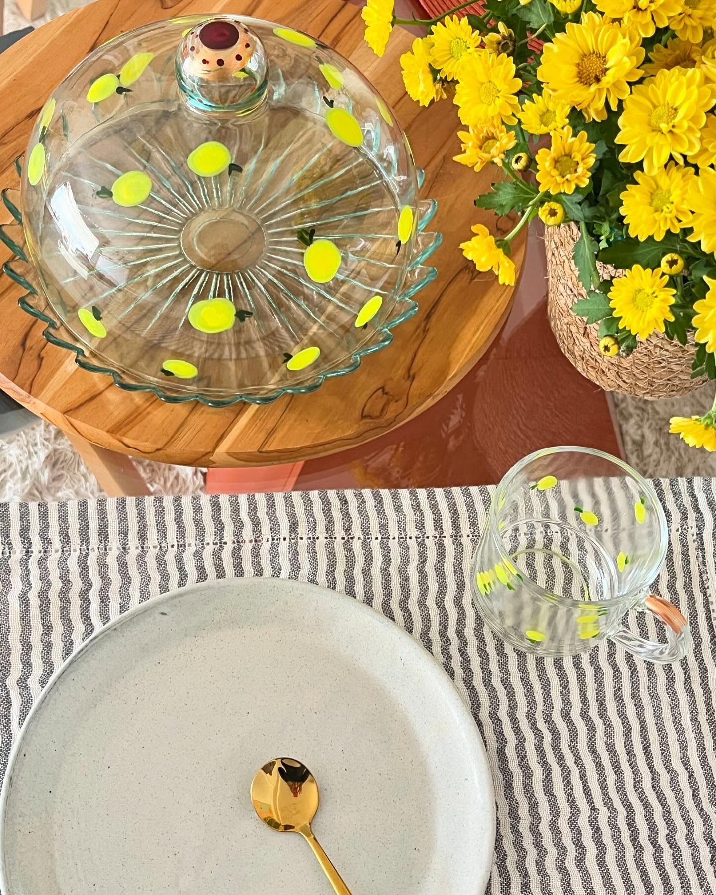 Boleira + xícara 🍋 para um café da manhã ou chá da tarde ✨
#boleira
#mesaposta
#xicara
#homedecor